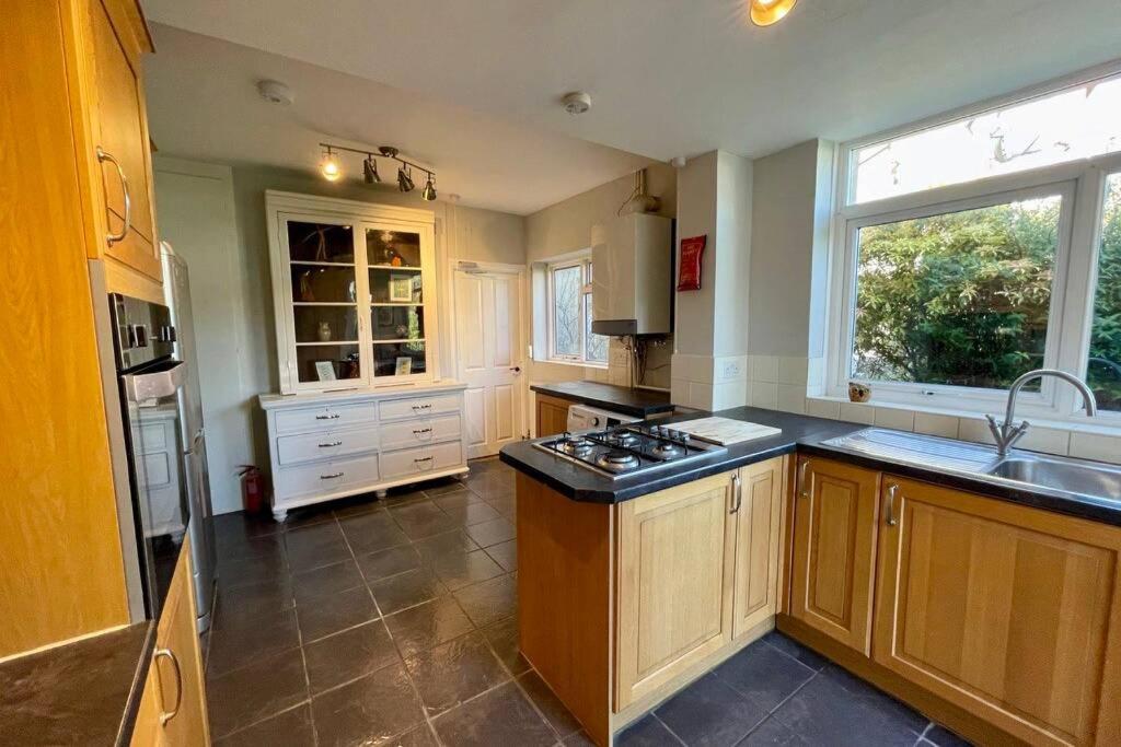 קארדיף Large House Near Victoria Park For Groups, 10 Mins Bus To City Centre מראה חיצוני תמונה