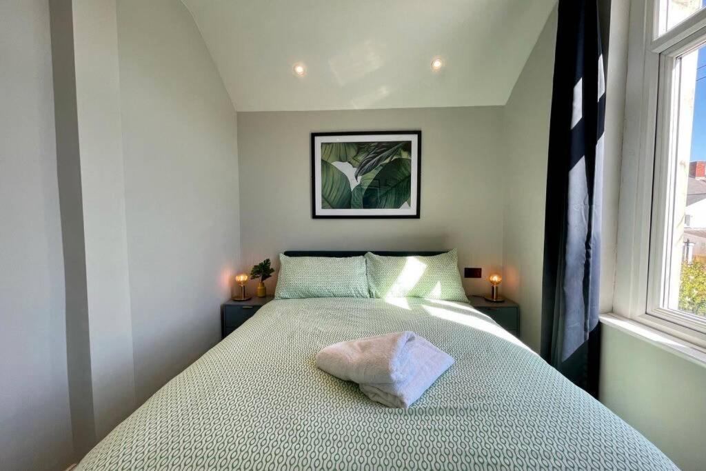 קארדיף Large House Near Victoria Park For Groups, 10 Mins Bus To City Centre מראה חיצוני תמונה