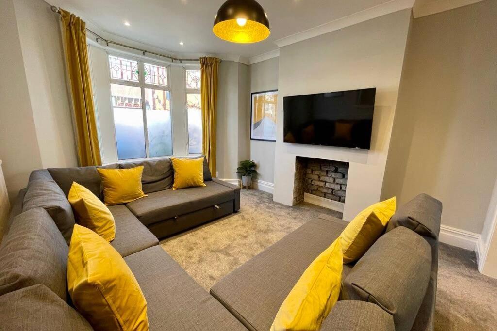 קארדיף Large House Near Victoria Park For Groups, 10 Mins Bus To City Centre מראה חיצוני תמונה
