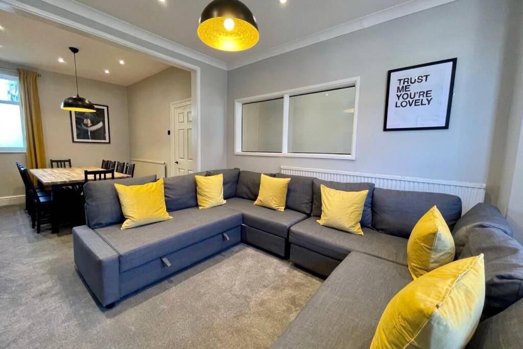קארדיף Large House Near Victoria Park For Groups, 10 Mins Bus To City Centre מראה חיצוני תמונה