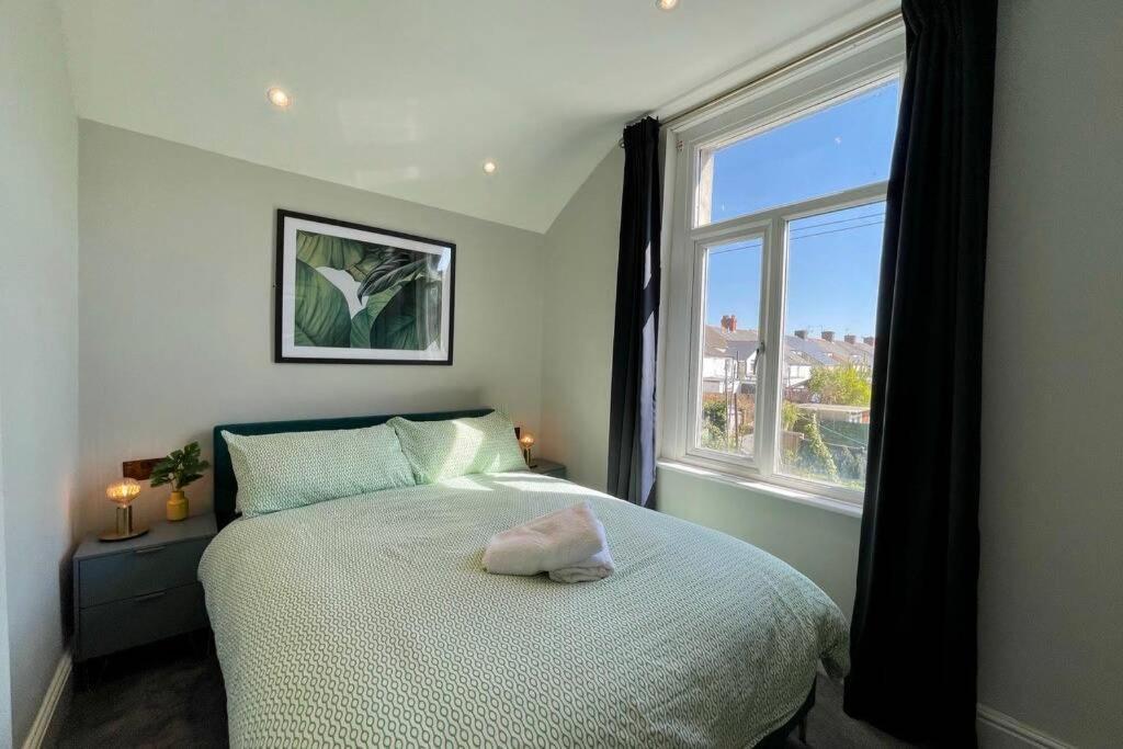 קארדיף Large House Near Victoria Park For Groups, 10 Mins Bus To City Centre מראה חיצוני תמונה