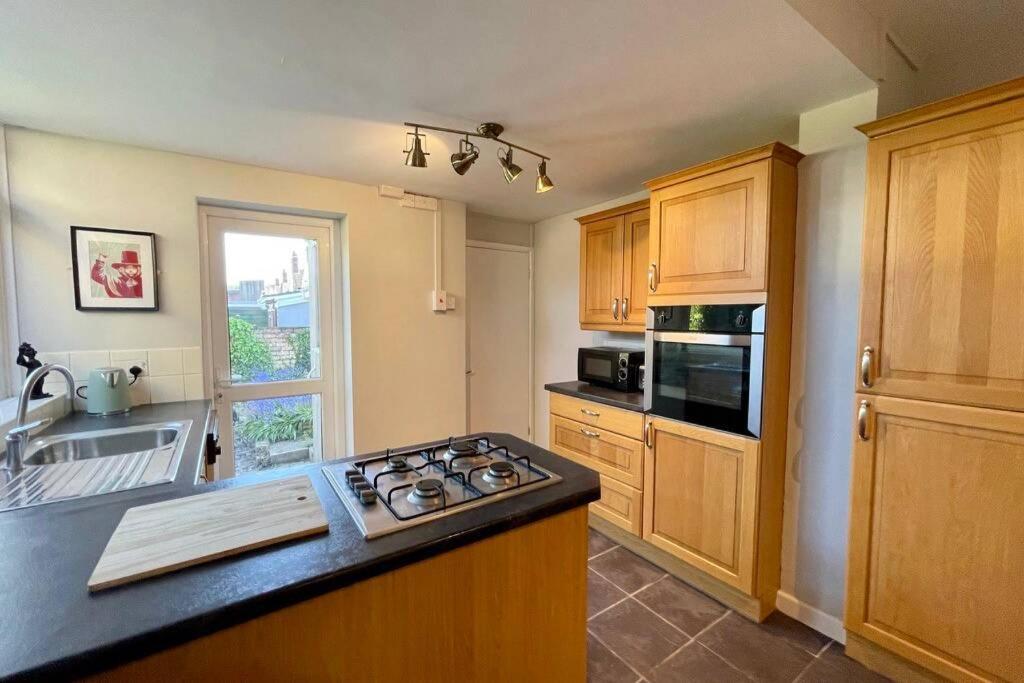 קארדיף Large House Near Victoria Park For Groups, 10 Mins Bus To City Centre מראה חיצוני תמונה