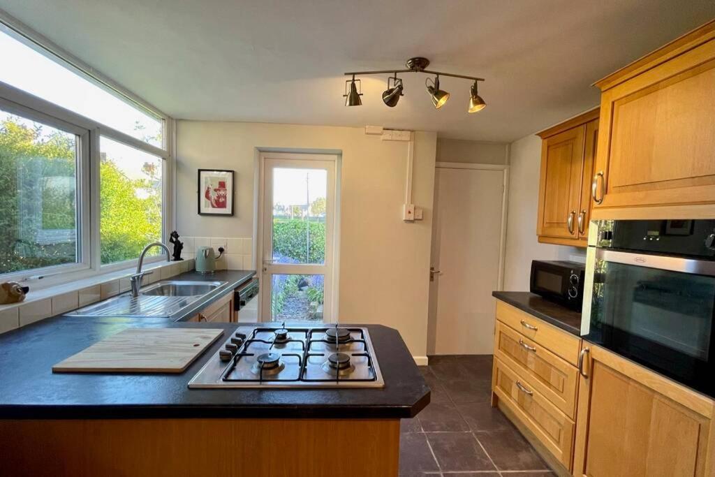 קארדיף Large House Near Victoria Park For Groups, 10 Mins Bus To City Centre מראה חיצוני תמונה