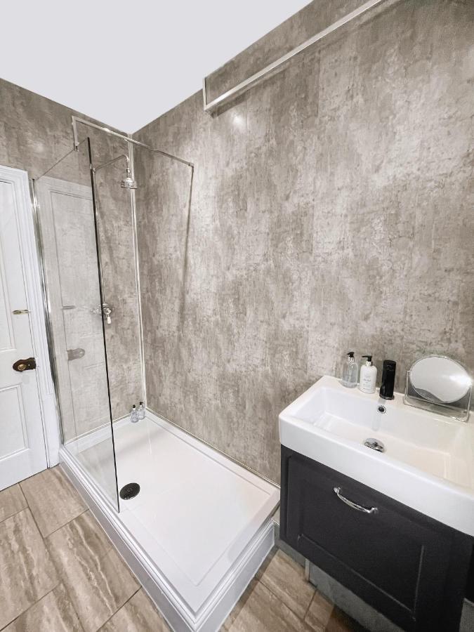 קארדיף Large House Near Victoria Park For Groups, 10 Mins Bus To City Centre מראה חיצוני תמונה